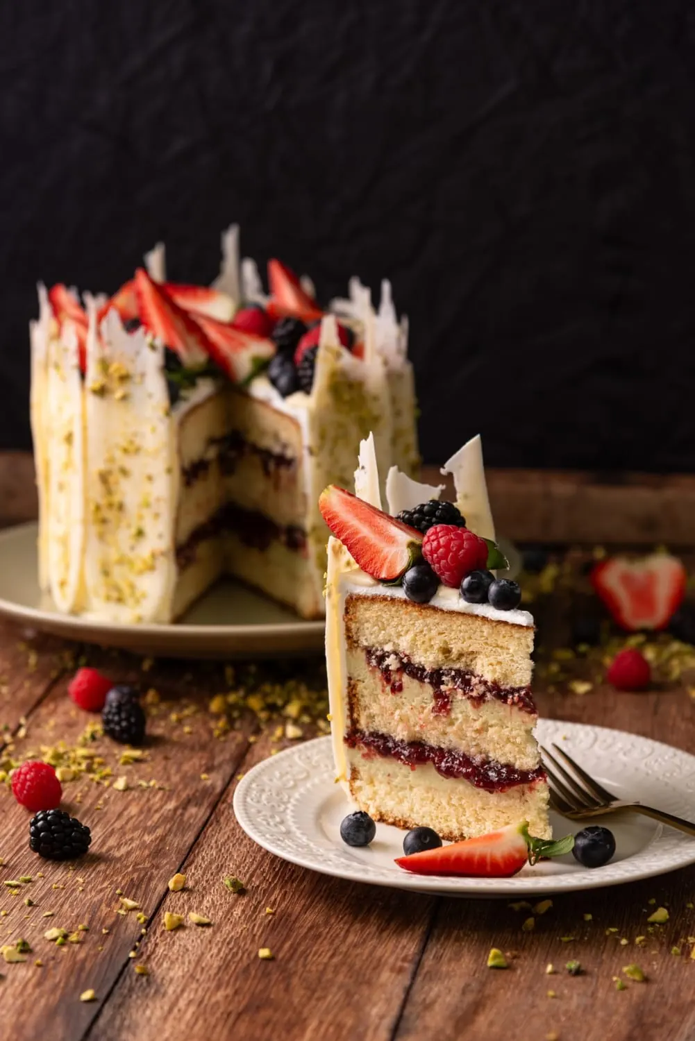 Fatia de bolo com geleia e frutas vermelhas da Salware
