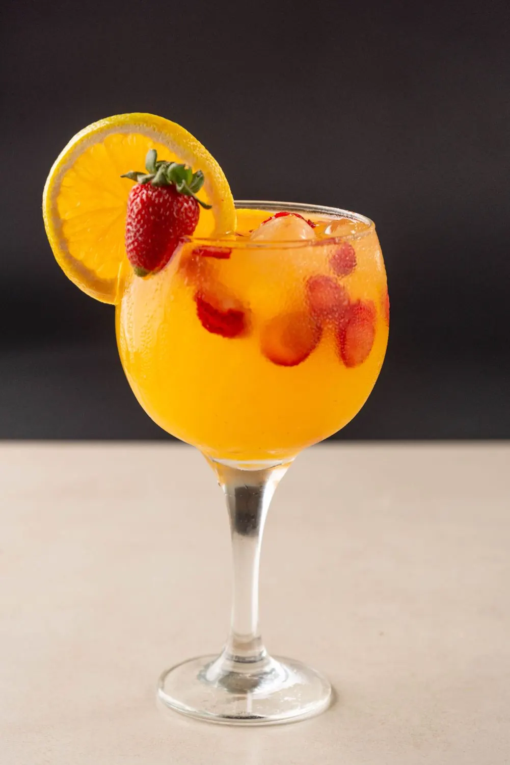 Drink de laranja com morango na borda da taça