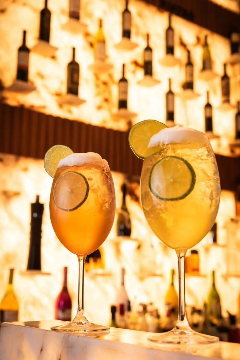 Dois drinks com limão no balcão do bar do Zaac Bistrô