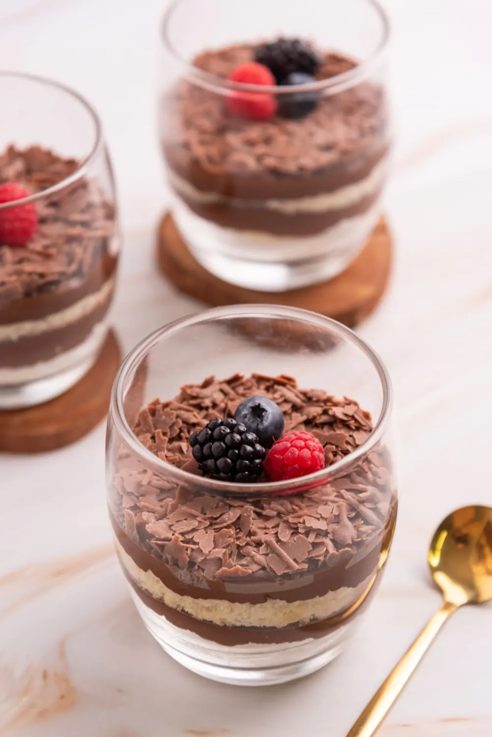 Sobremesa de chocolate em copo com frutas vermelhas da Salware