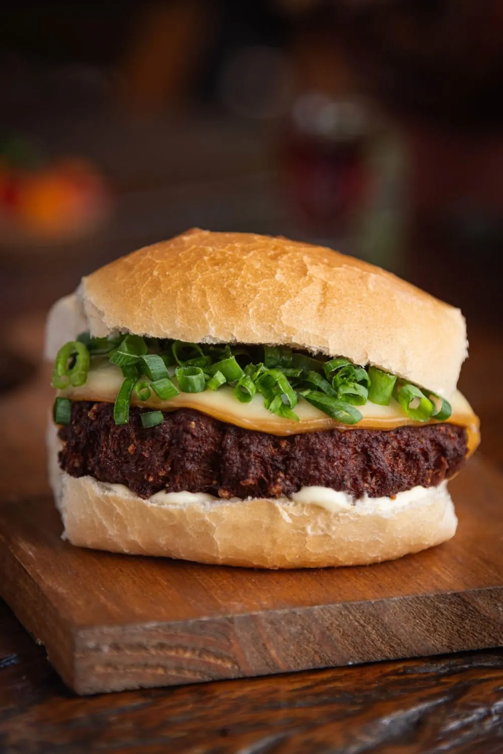Sanduíche com carne, queijo derretido e cebolinha