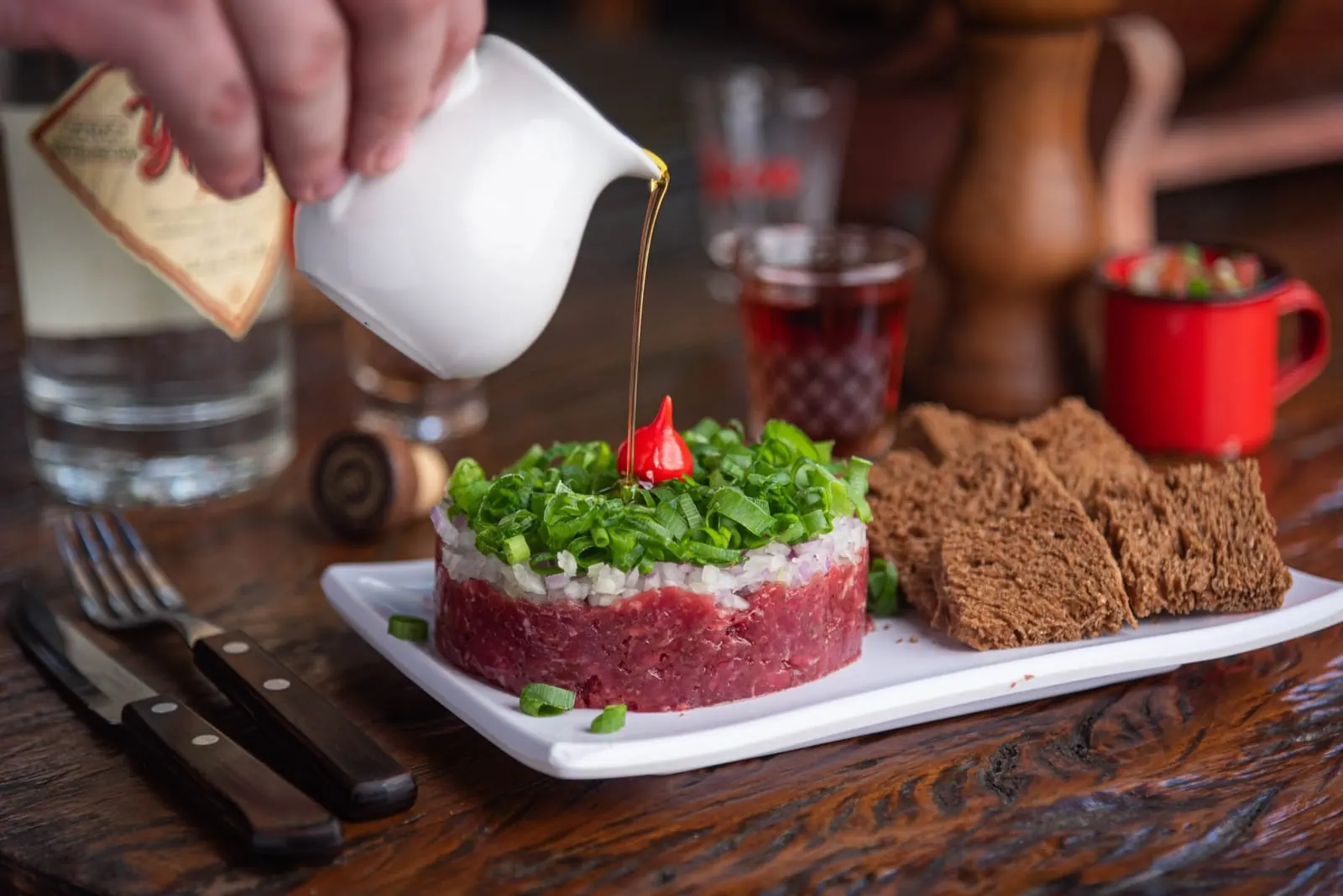 Tartare recebendo um fio de azeite